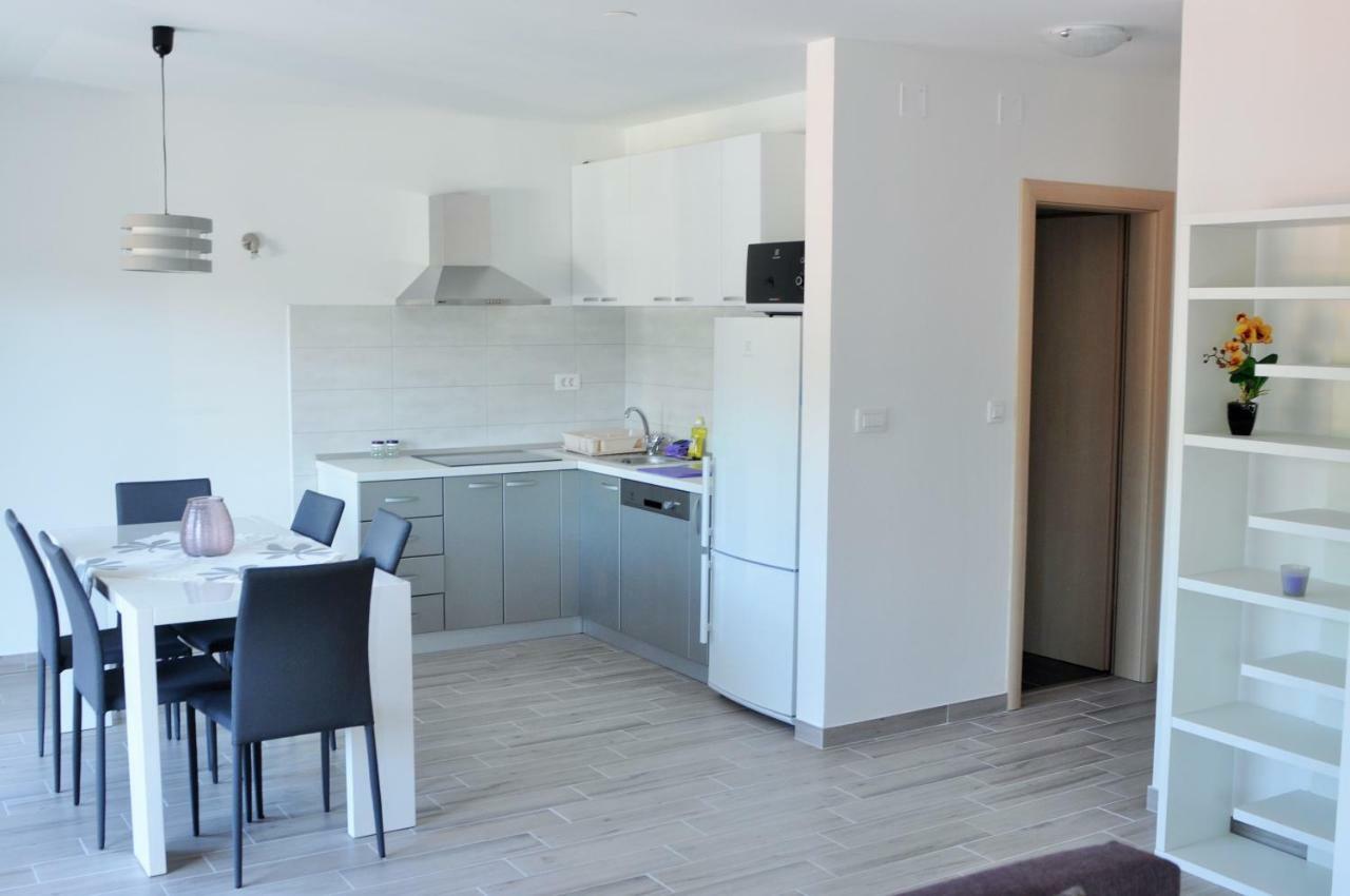 Apartments Zora Рогозница Екстериор снимка
